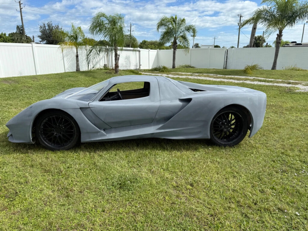 Razor Body Style Exotic Look, Gull-Wing Doors, Mid Engine V8 Chevy