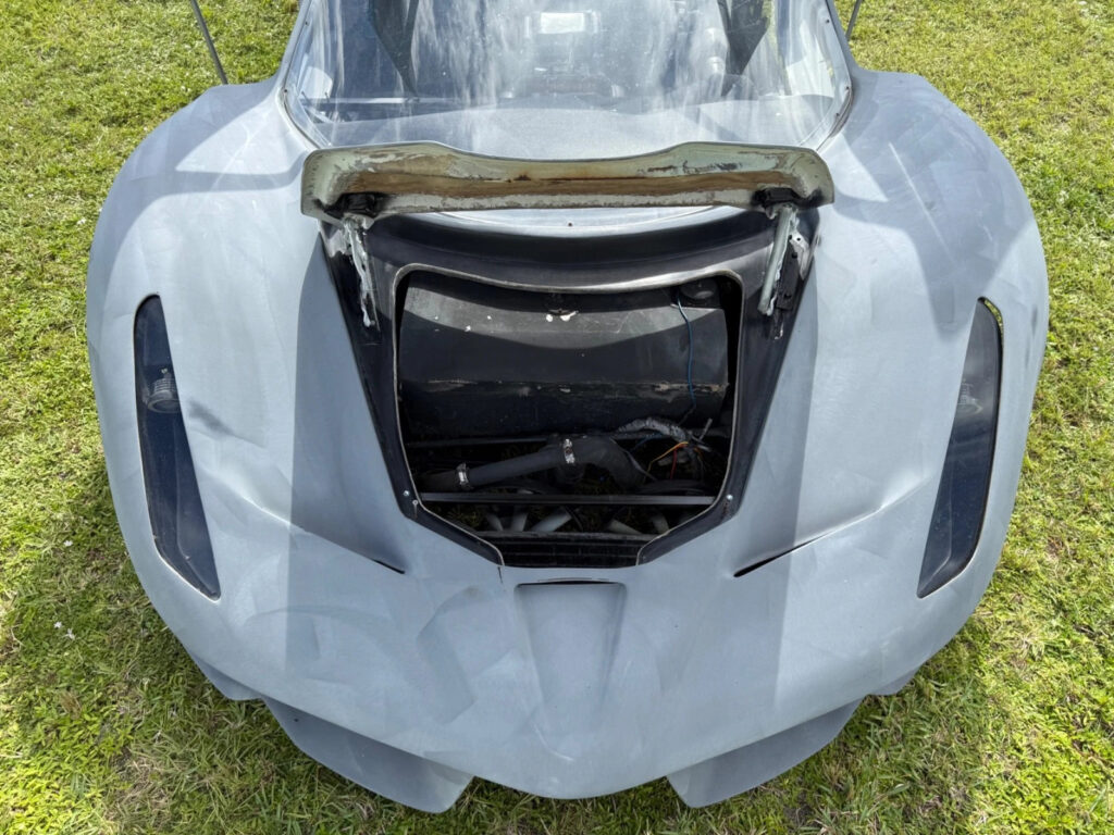 Razor Body Style Exotic Look, Gull-Wing Doors, Mid Engine V8 Chevy