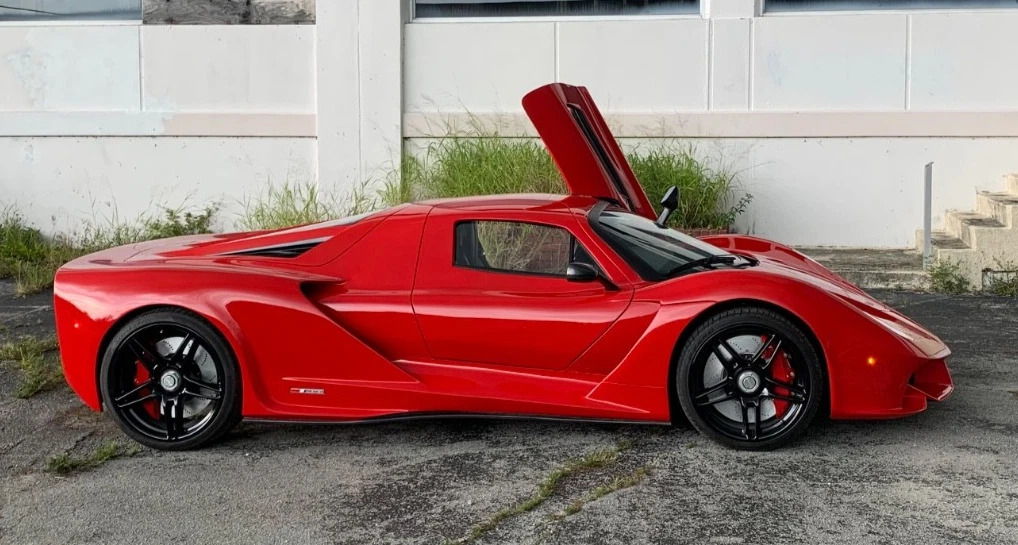 Razor Body Style Exotic Look, Gull-Wing Doors, Mid Engine V8 Chevy