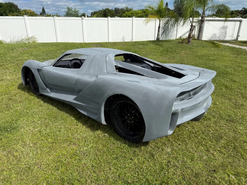 Razor Body Style Exotic Look, Gull-Wing Doors, Mid Engine V8 Chevy