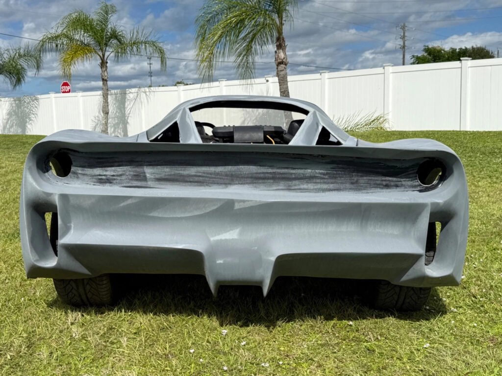 Razor Body Style Exotic Look, Gull-Wing Doors, Mid Engine V8 Chevy