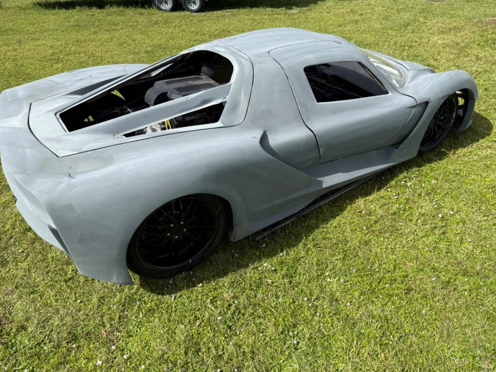 Razor Body Style Exotic Look, Gull-Wing Doors, Mid Engine V8 Chevy