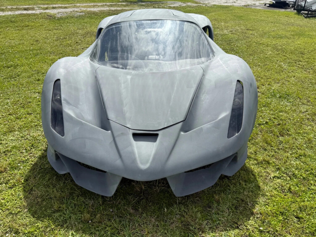 Razor Body Style Exotic Look, Gull-Wing Doors, Mid Engine V8 Chevy