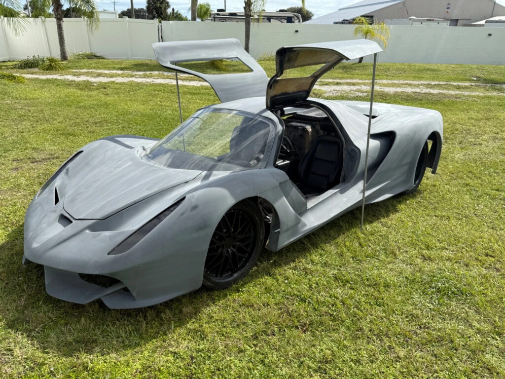 Razor Body Style Exotic Look, Gull-Wing Doors, Mid Engine V8 Chevy